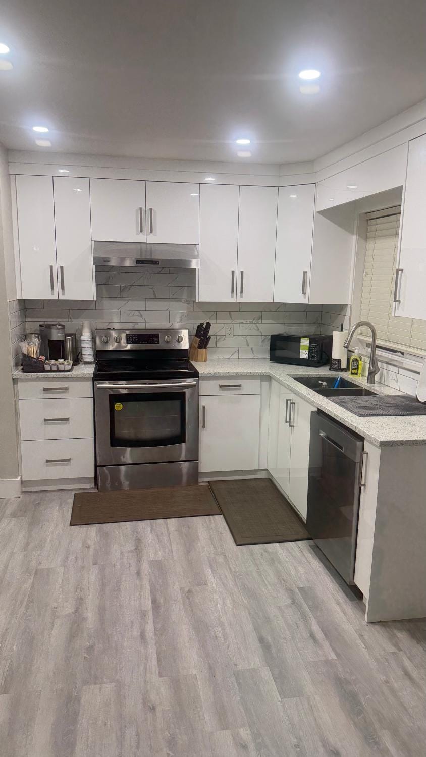 Kitchen or kitchenette, dishwasher, minibar, stove, toaster