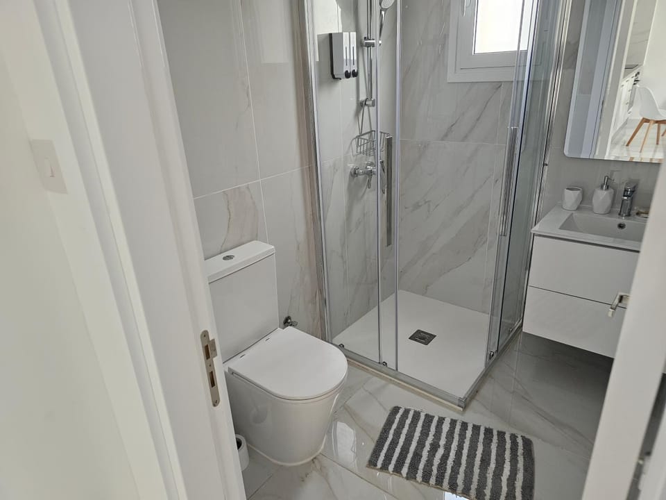 Shower, Toilet