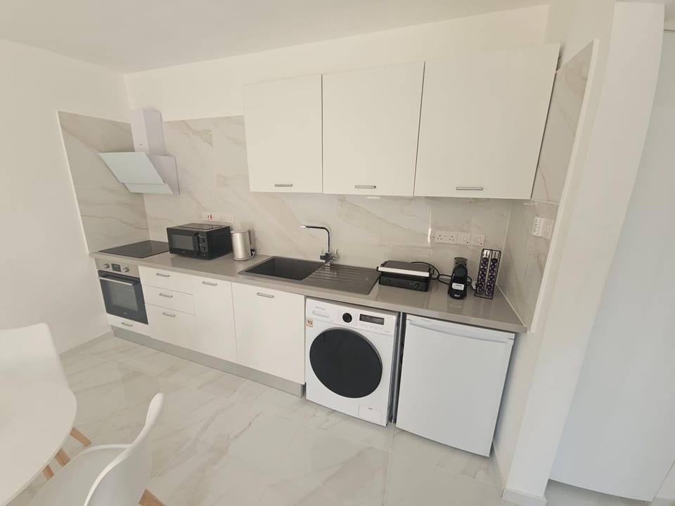 Coffee/tea facilities, Kitchen or kitchenette, oven, stove, toaster, washing machine