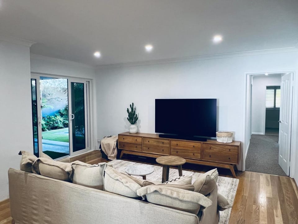 TV and multimedia, Living room, Evening entertainment