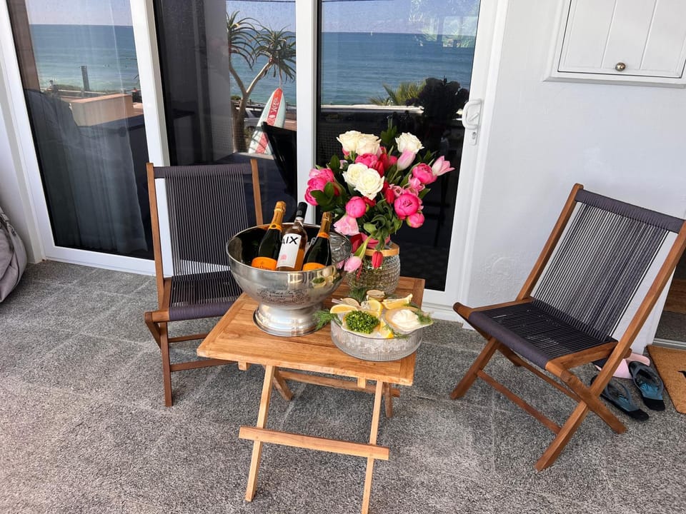 Coast and Calm, Luxe 4x2 home opposite Mettams Pool House in Perth