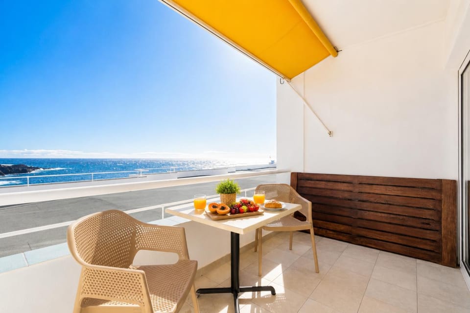 Day, Natural landscape, View (from property/room), Balcony/Terrace, Seating area, Dining area, Beach, Sea view
