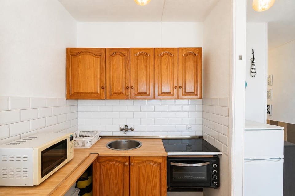 Kitchen or kitchenette, oven, stove