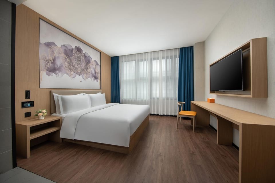 Bed, TV and multimedia, Bedroom
