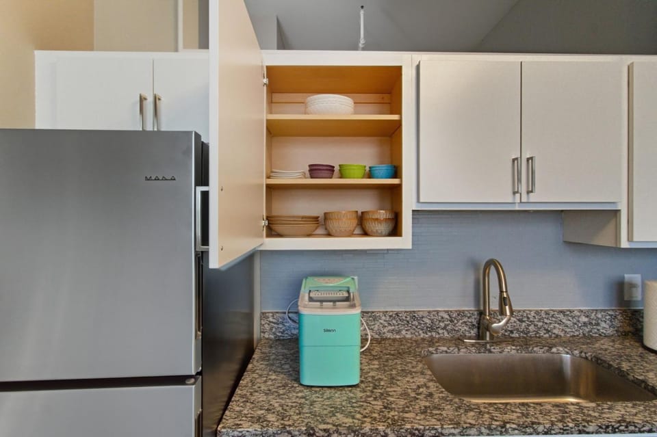 Luxury Downtown Cityview Suite Skywalk Access and Free Garage Parking Apartment in Indianapolis