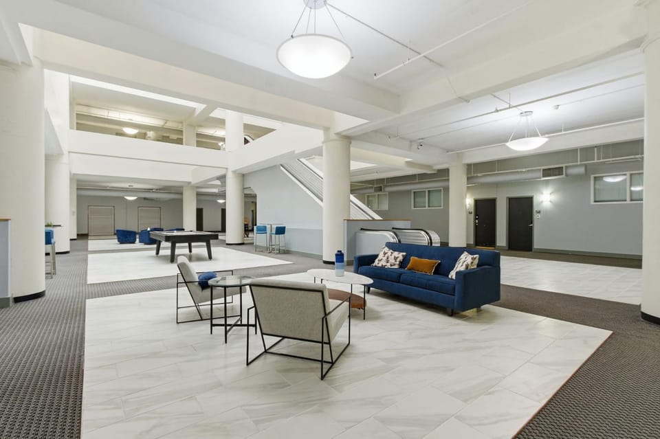 Luxury Downtown Cityview Suite Skywalk Access and Free Garage Parking Apartment in Indianapolis