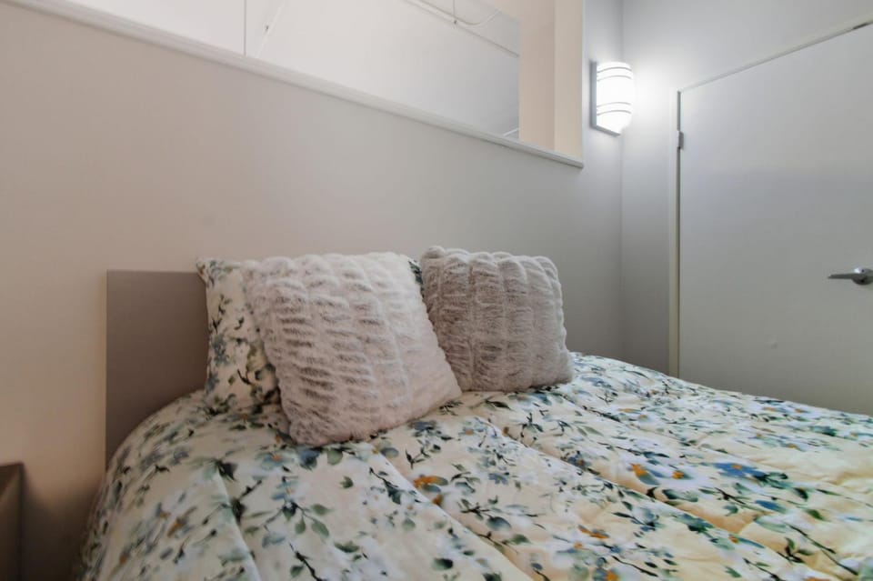 Luxury Downtown Cityview Suite Skywalk Access and Free Garage Parking Apartment in Indianapolis