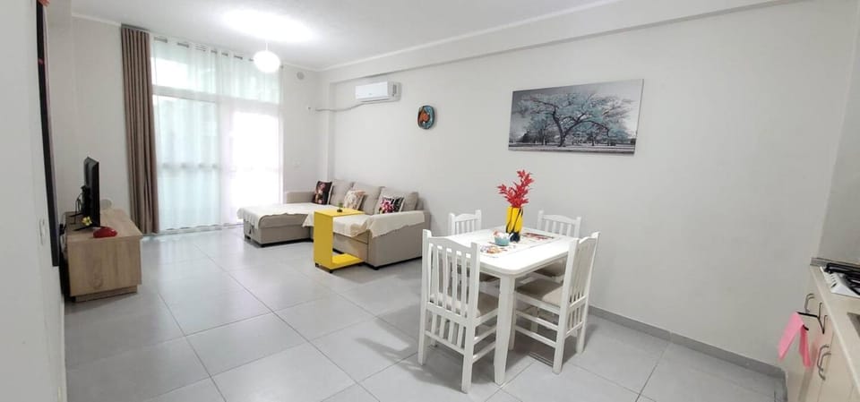 TV and multimedia, Living room, Seating area, Dining area, air conditioner