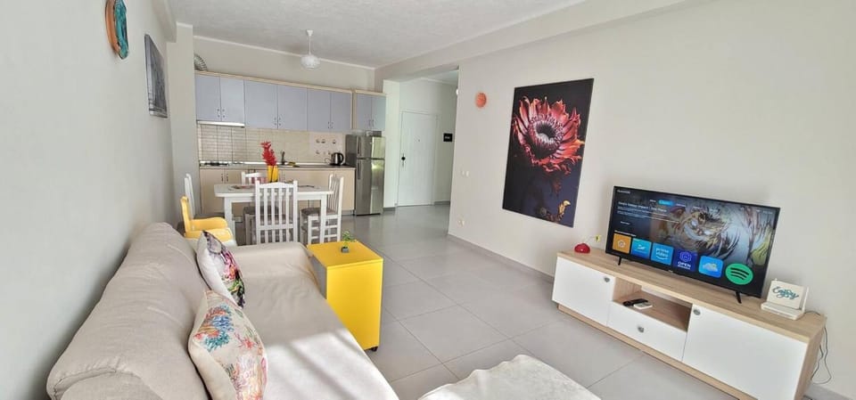 TV and multimedia, Kitchen or kitchenette, Living room, Photo of the whole room, Seating area, Dining area