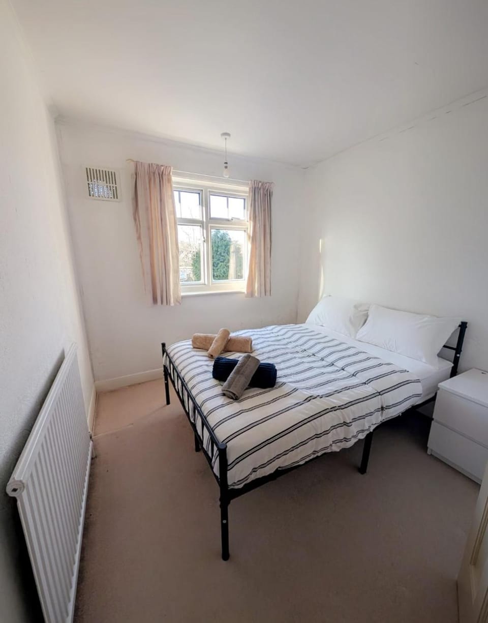 Spacious House in Ruislip Free Parking Near Tube House in Pinner