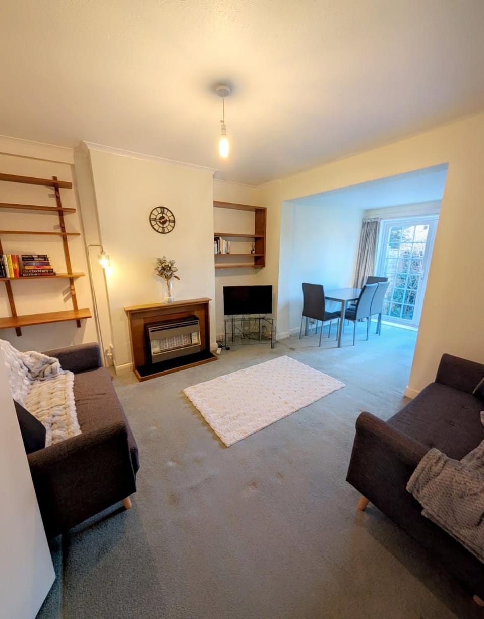 Spacious House in Ruislip Free Parking Near Tube House in Pinner