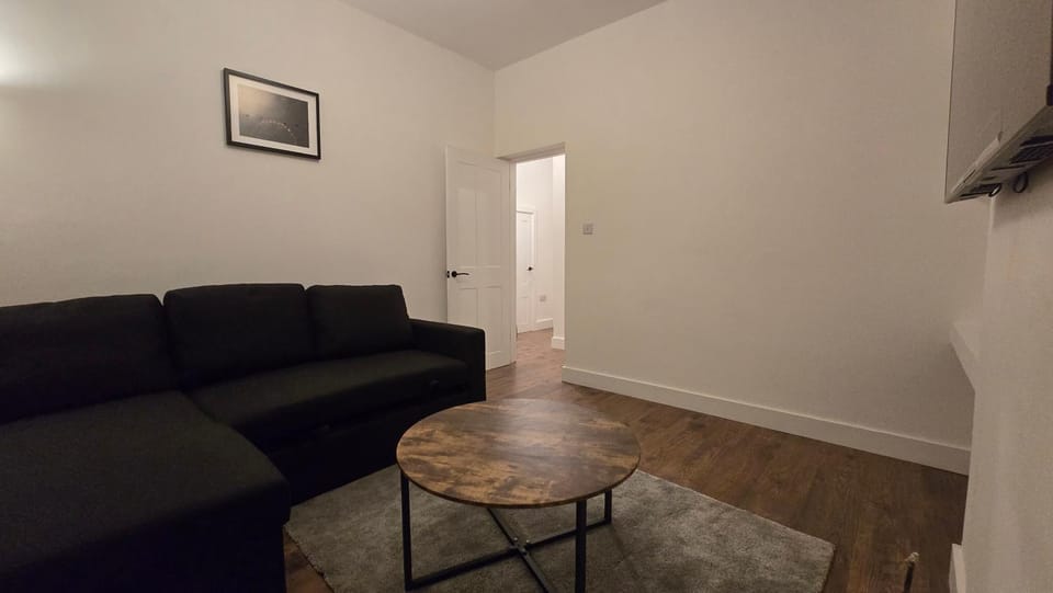 Stylish NW Stay Renovated Parking And Tube Apartment in Edgware