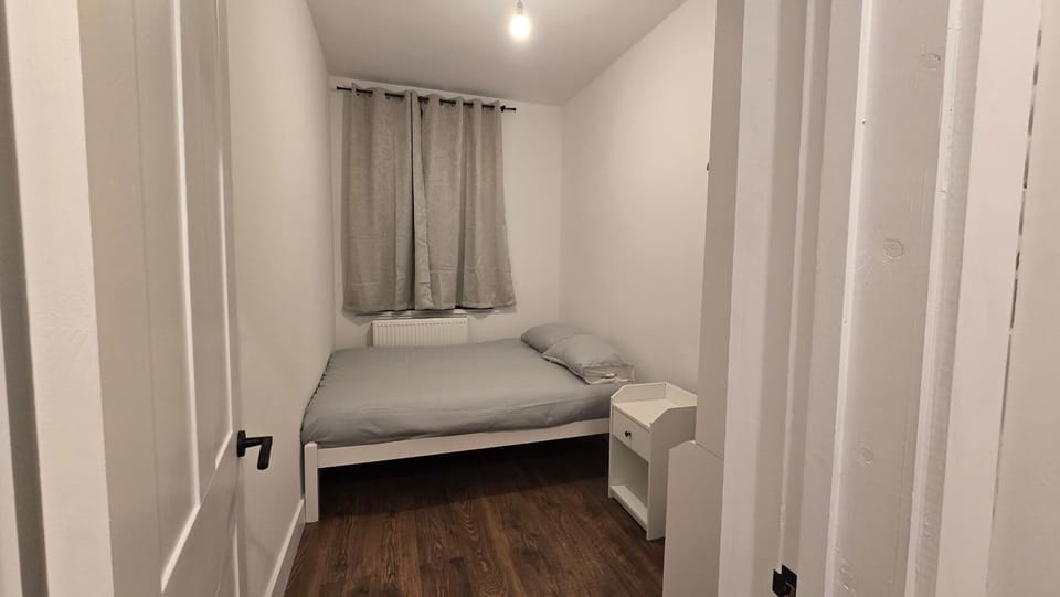 Stylish NW Stay Renovated Parking And Tube Apartment in Edgware