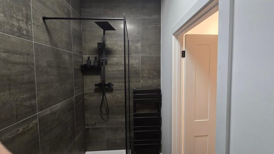 Stylish NW Stay Renovated Parking And Tube Apartment in Edgware