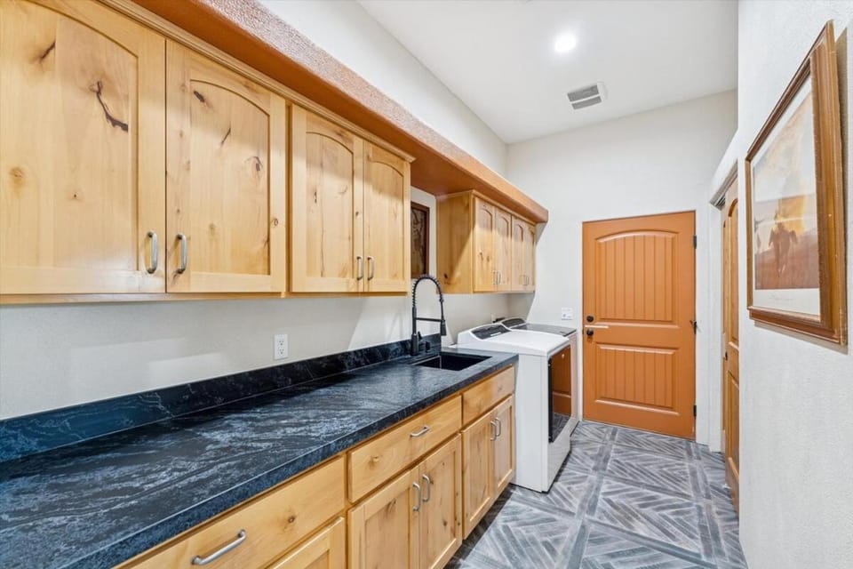 Dutchman Copper Ranch - Rooftop patio, Heated pool, Mtn Views, Waterslide House in Apache Junction