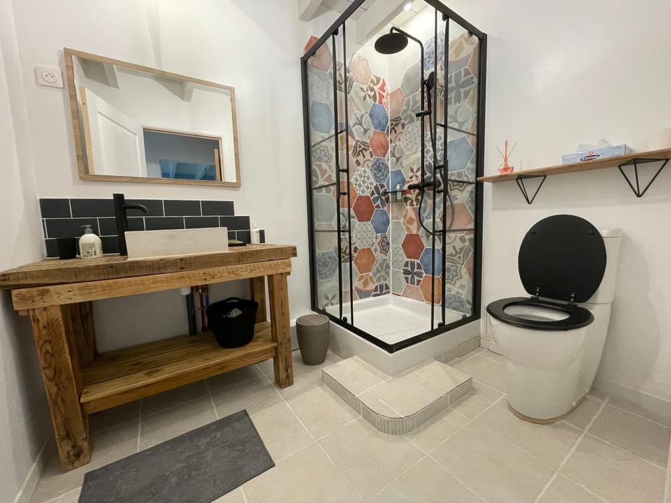 Shower, Toilet