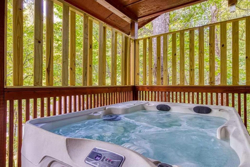 Cozy Mountain Retreat with Hot Tub Near Downtown & Family Friendly House in Gatlinburg