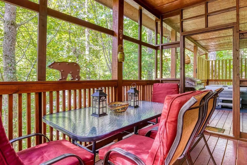 Cozy Mountain Retreat with Hot Tub Near Downtown & Family Friendly House in Gatlinburg