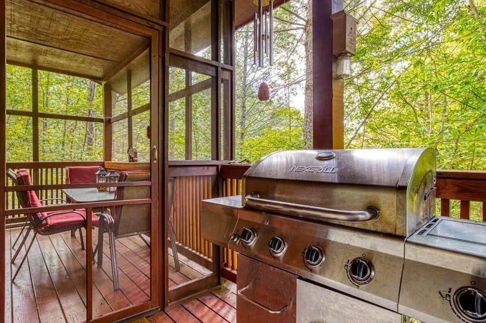 Cozy Mountain Retreat with Hot Tub Near Downtown & Family Friendly House in Gatlinburg