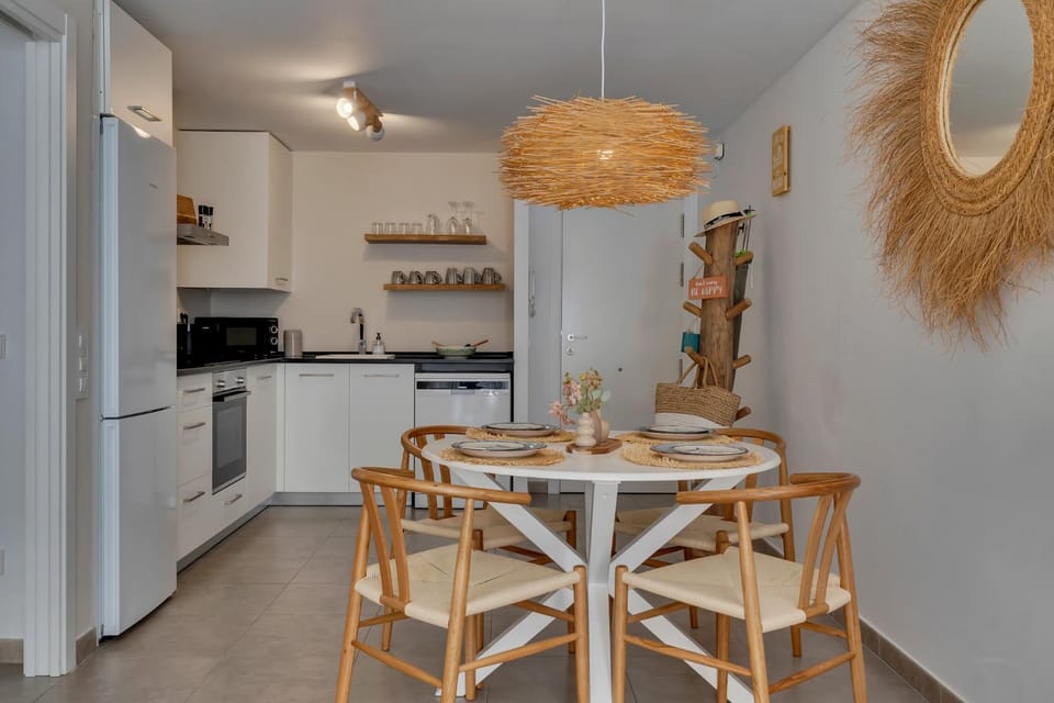 Dining area, kitchen