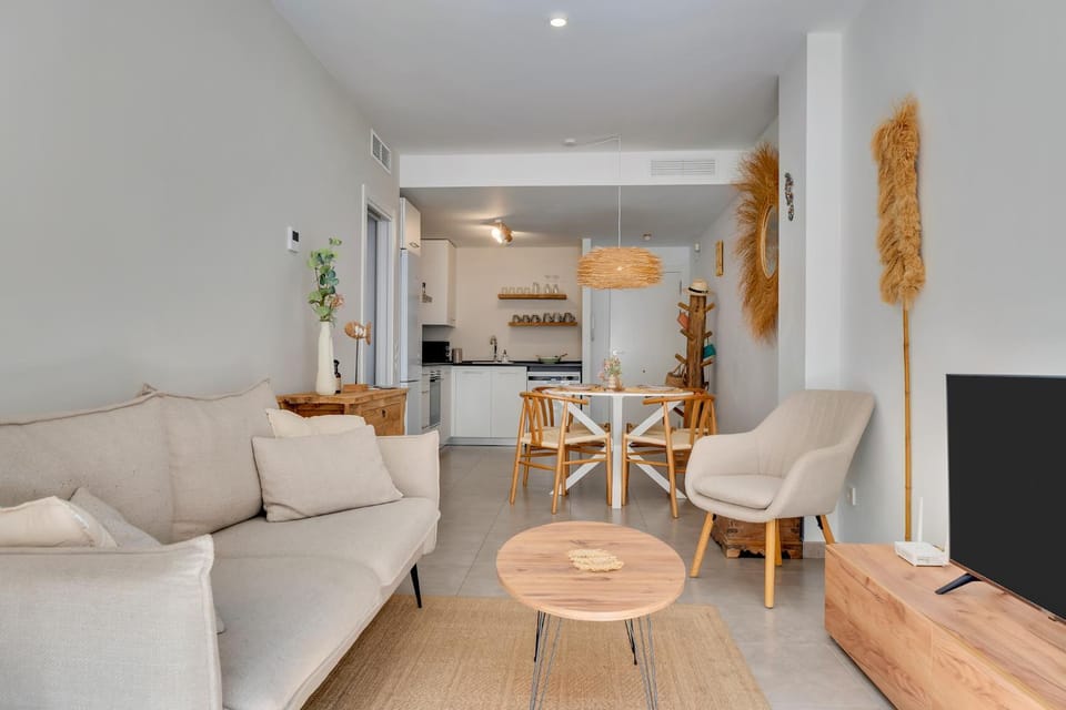 TV and multimedia, Seating area, kitchen, air conditioner