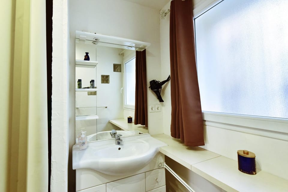 Bathroom, towels
