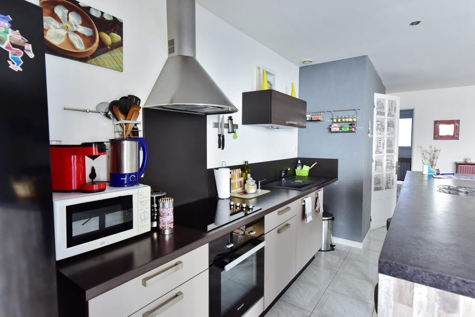 Coffee/tea facilities, Kitchen or kitchenette, microwave, oven, stove, toaster