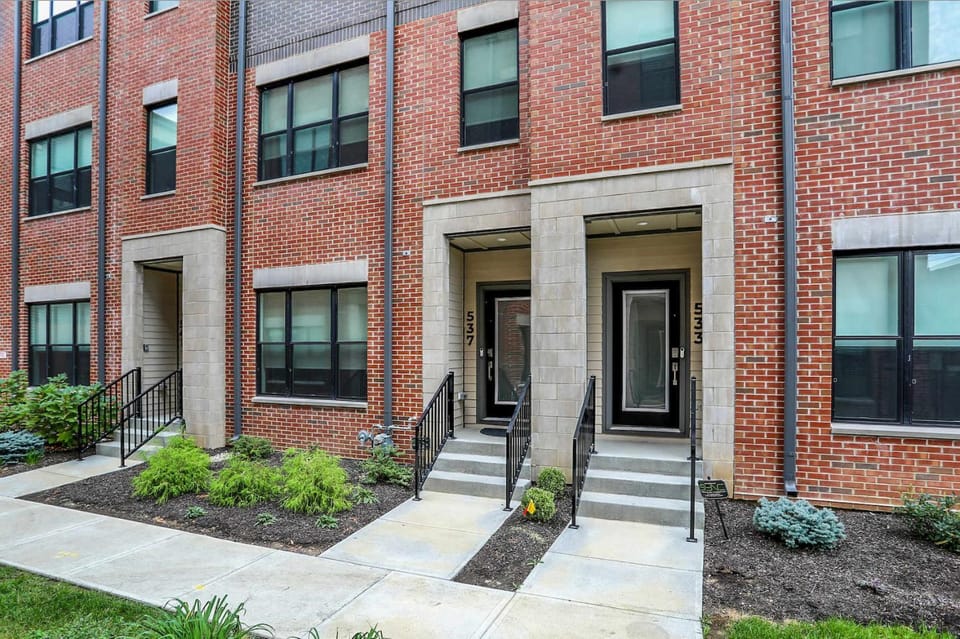 Luxury Townhouse with Fireplace Rooftop Deck Close to Downtown-Family Friendly House in Indianapolis