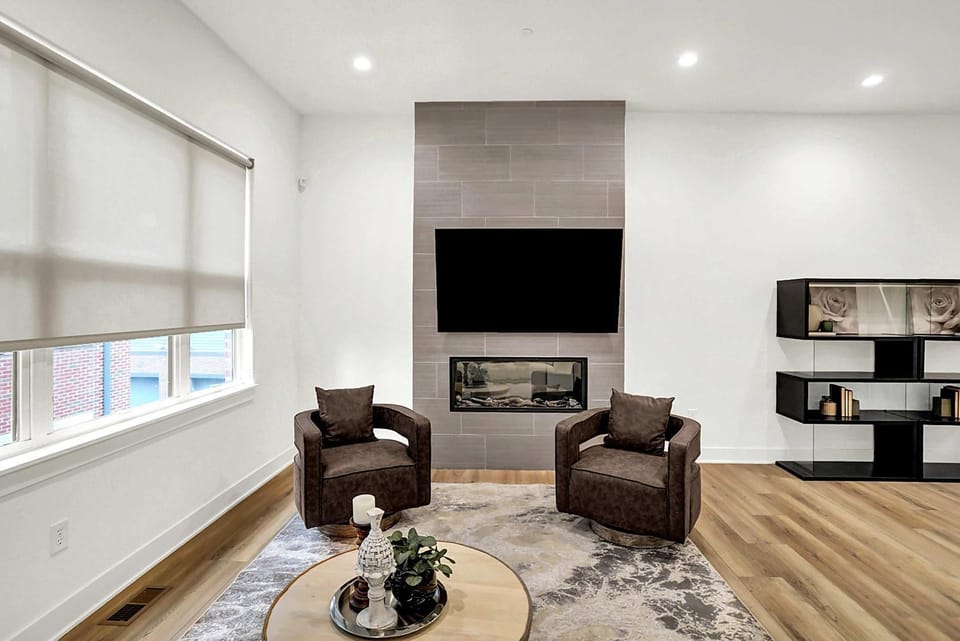 Luxury Townhouse with Fireplace Rooftop Deck Close to Downtown-Family Friendly House in Indianapolis