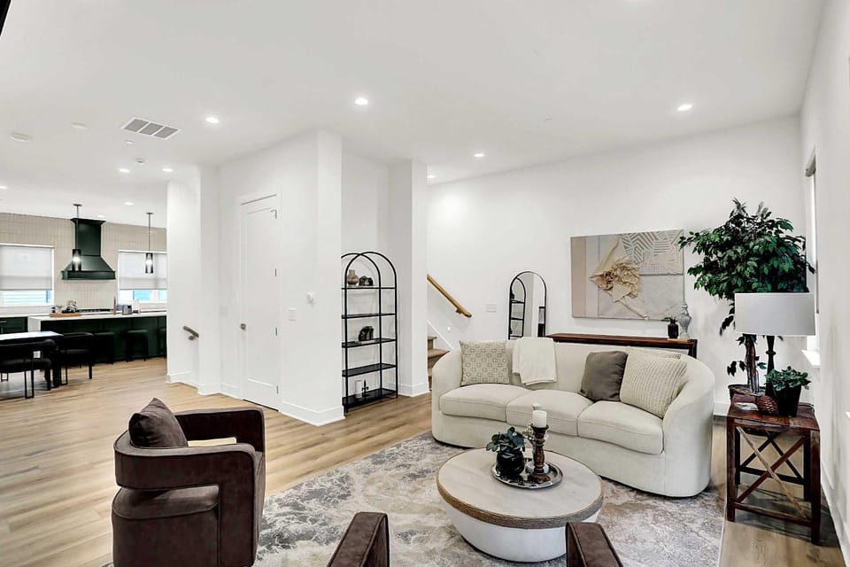 Luxury Townhouse with Fireplace Rooftop Deck Close to Downtown-Family Friendly House in Indianapolis