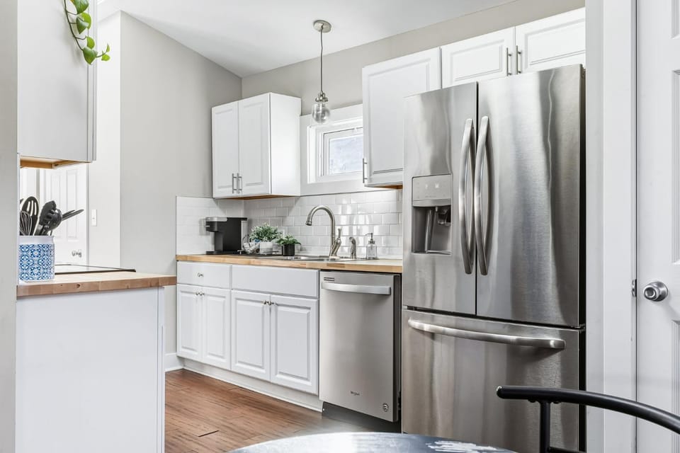 Sleek Modern Indy Home with Yard WiFi Family Friendly & Easy Access House in Indianapolis