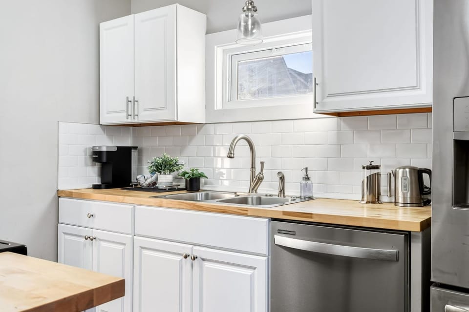 Sleek Modern Indy Home with Yard WiFi Family Friendly & Easy Access House in Indianapolis
