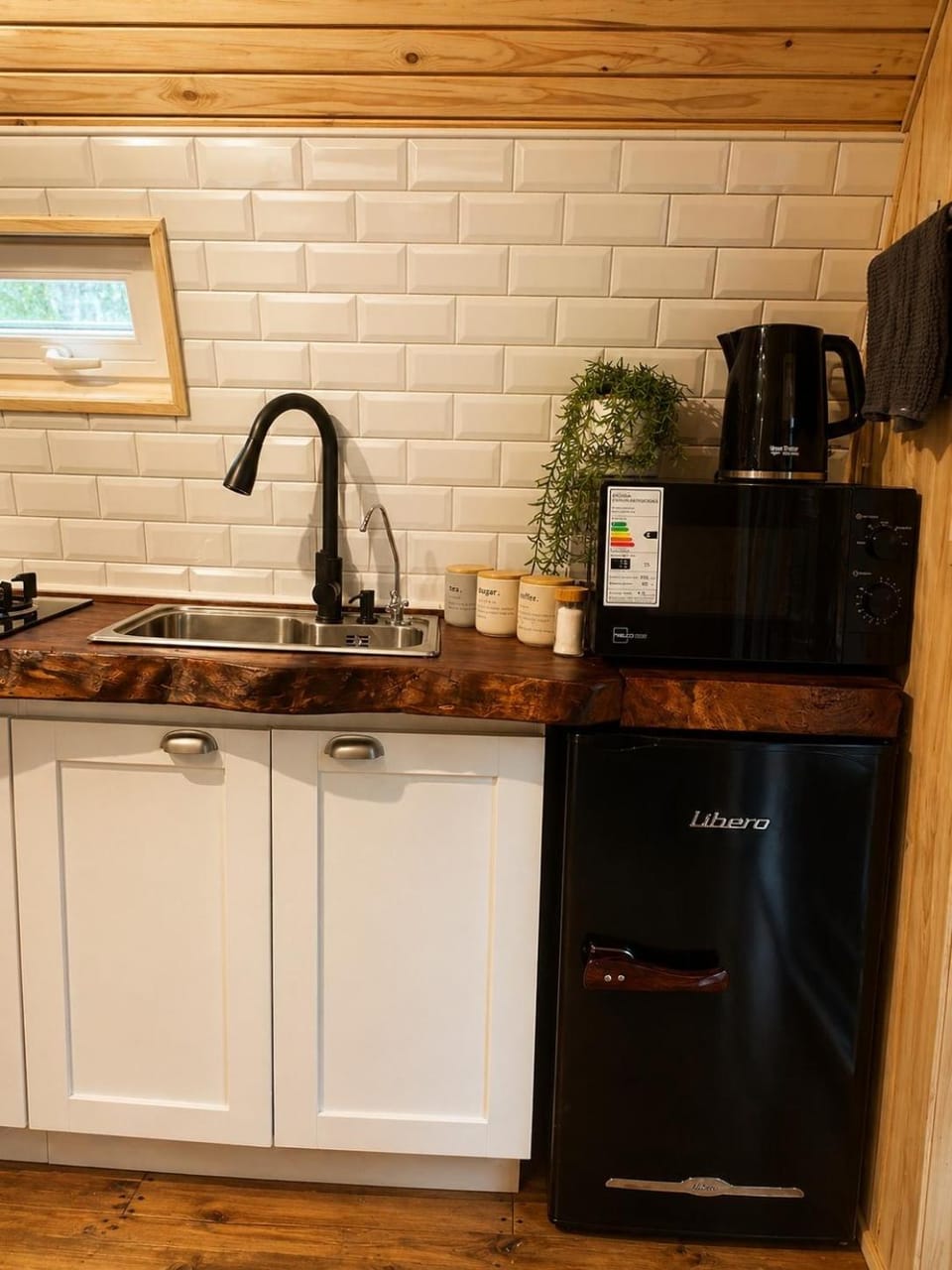 Coffee/tea facilities, Kitchen or kitchenette, minibar, pet friendly, stove