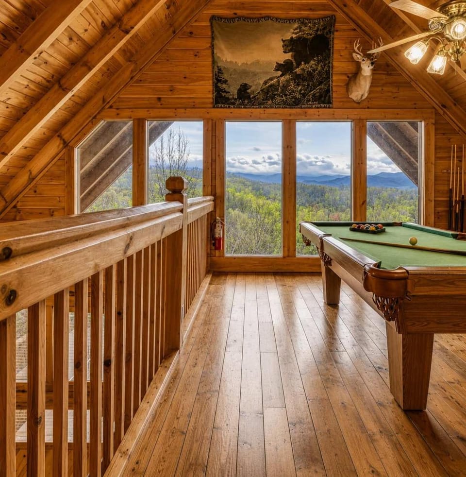Dolly's View Lodge with Hot Tub Air Hockey & Prime Location-Family Friendly House in Pigeon Forge