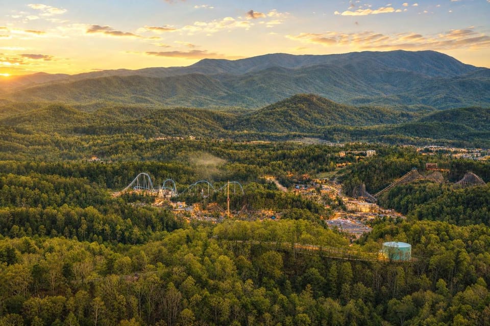 Dolly's View Lodge with Hot Tub Air Hockey & Prime Location-Family Friendly House in Pigeon Forge