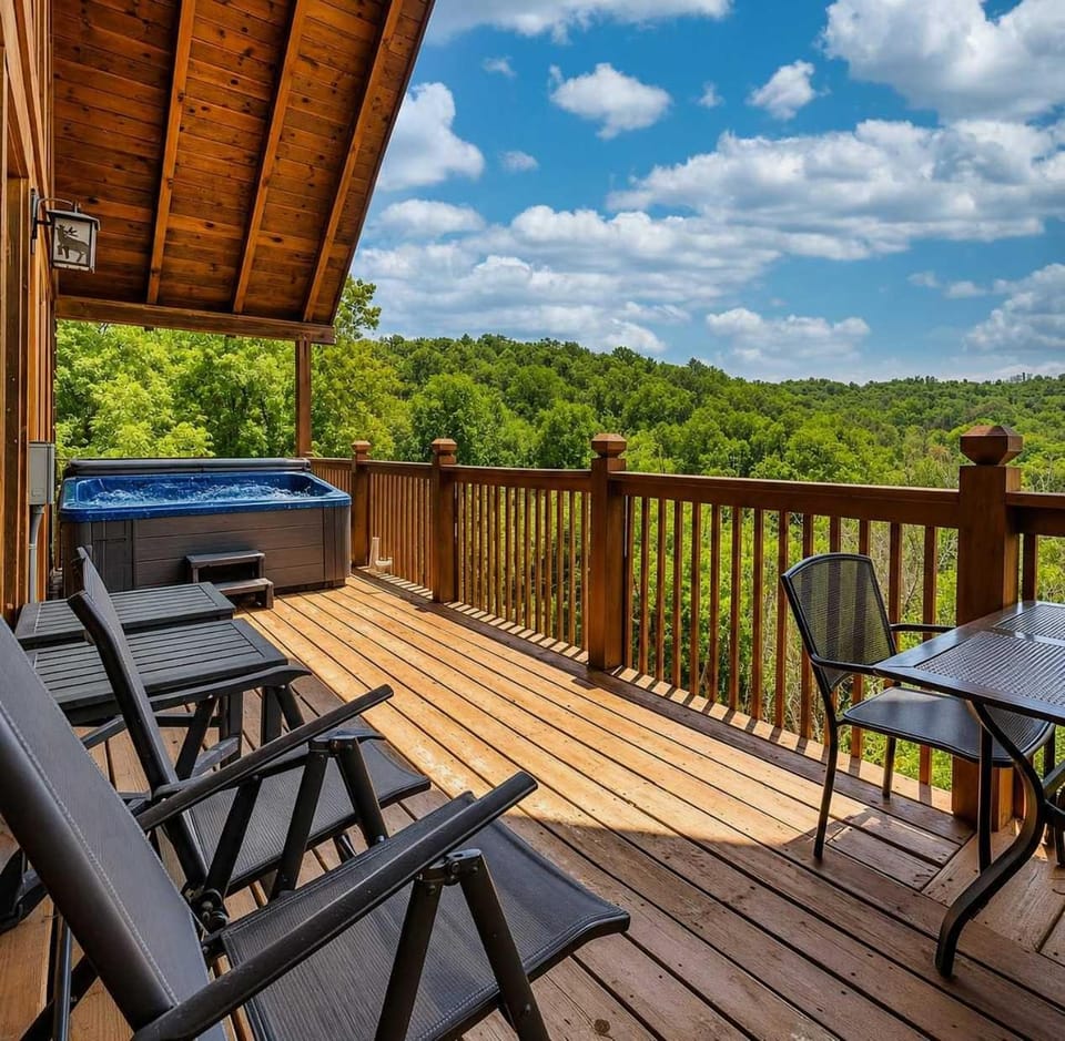 Dolly's View Lodge with Hot Tub Air Hockey & Prime Location-Family Friendly House in Pigeon Forge