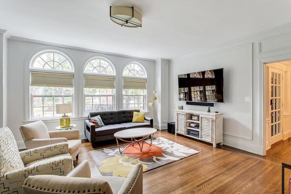 Regal Mansion with Private Garden in Quiet Area-Family Friendly House in Jefferson County