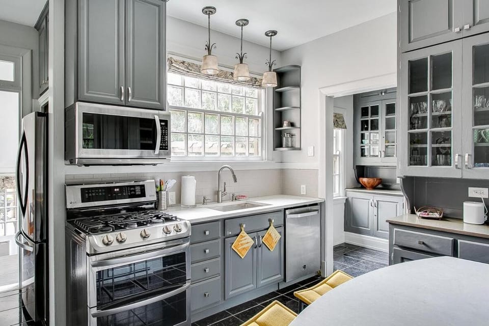 Regal Mansion with Private Garden in Quiet Area-Family Friendly House in Jefferson County