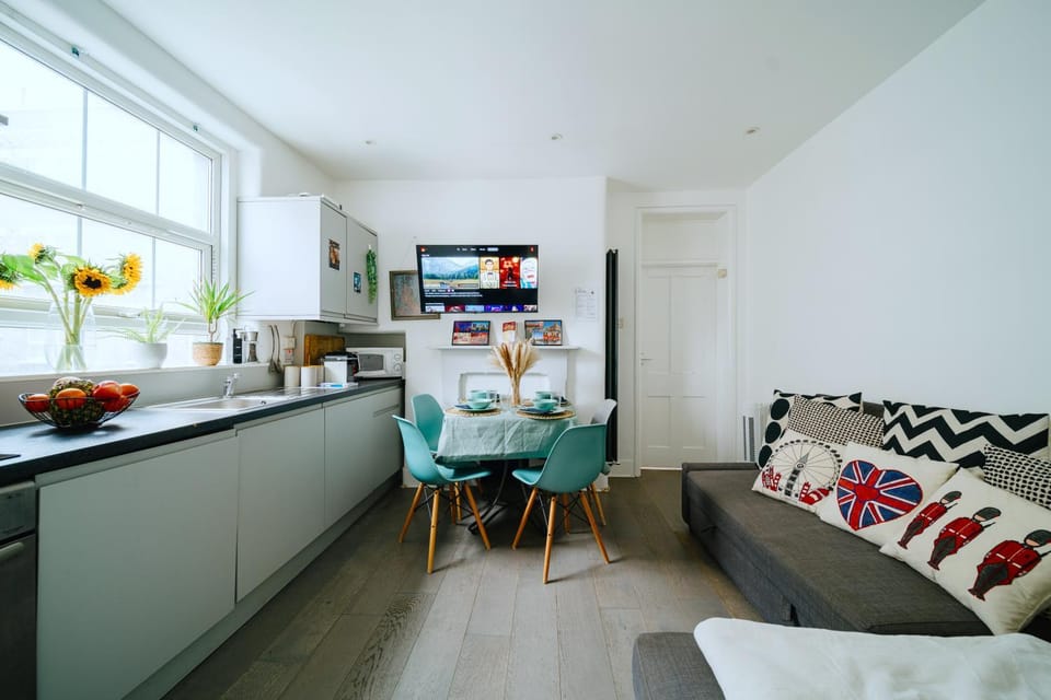 Communal lounge/ TV room, TV and multimedia, Kitchen or kitchenette, Living room, Seating area, Dining area, Evening entertainment