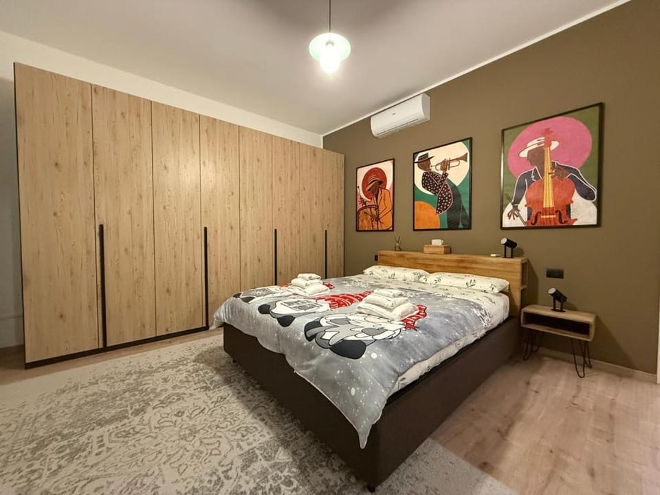 Bedroom, wardrobe, air conditioner