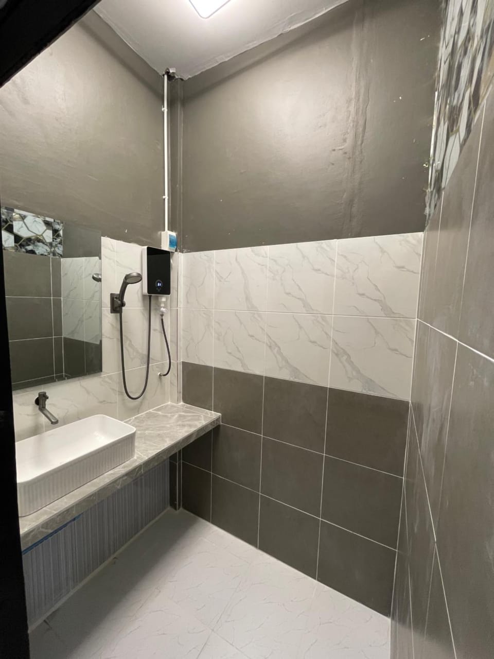 Shower, Property building, Bathroom, Breakfast