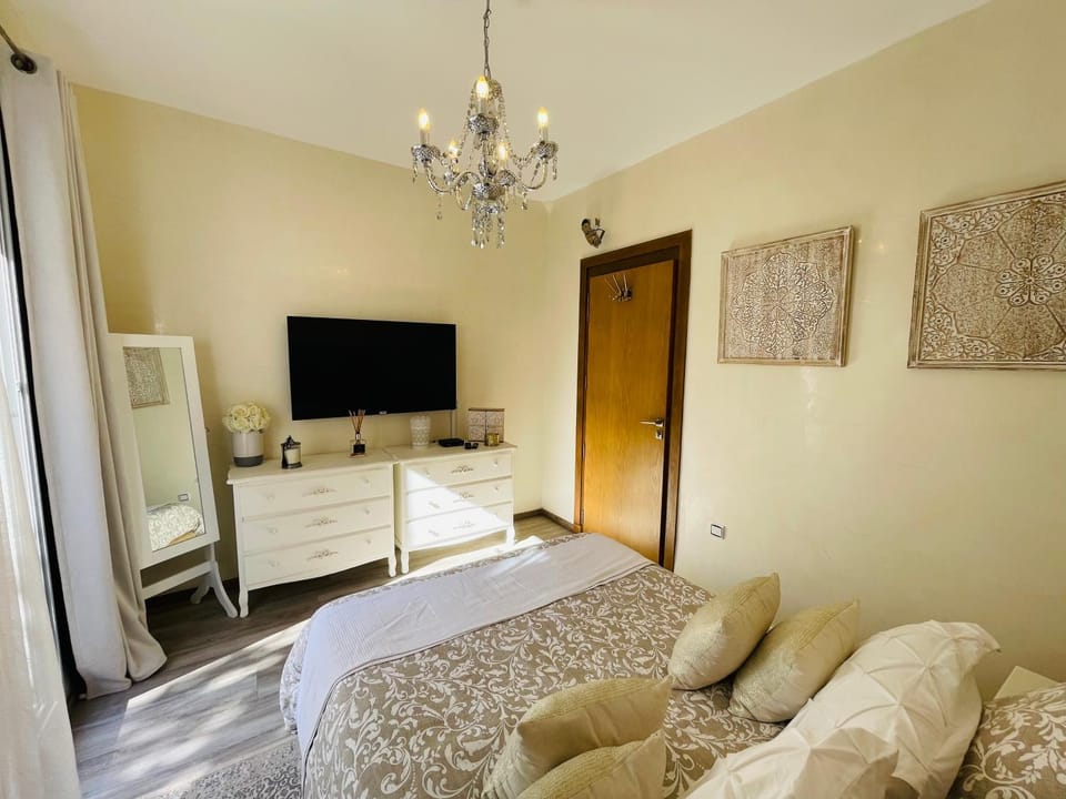 Bed, TV and multimedia, Photo of the whole room, Bedroom
