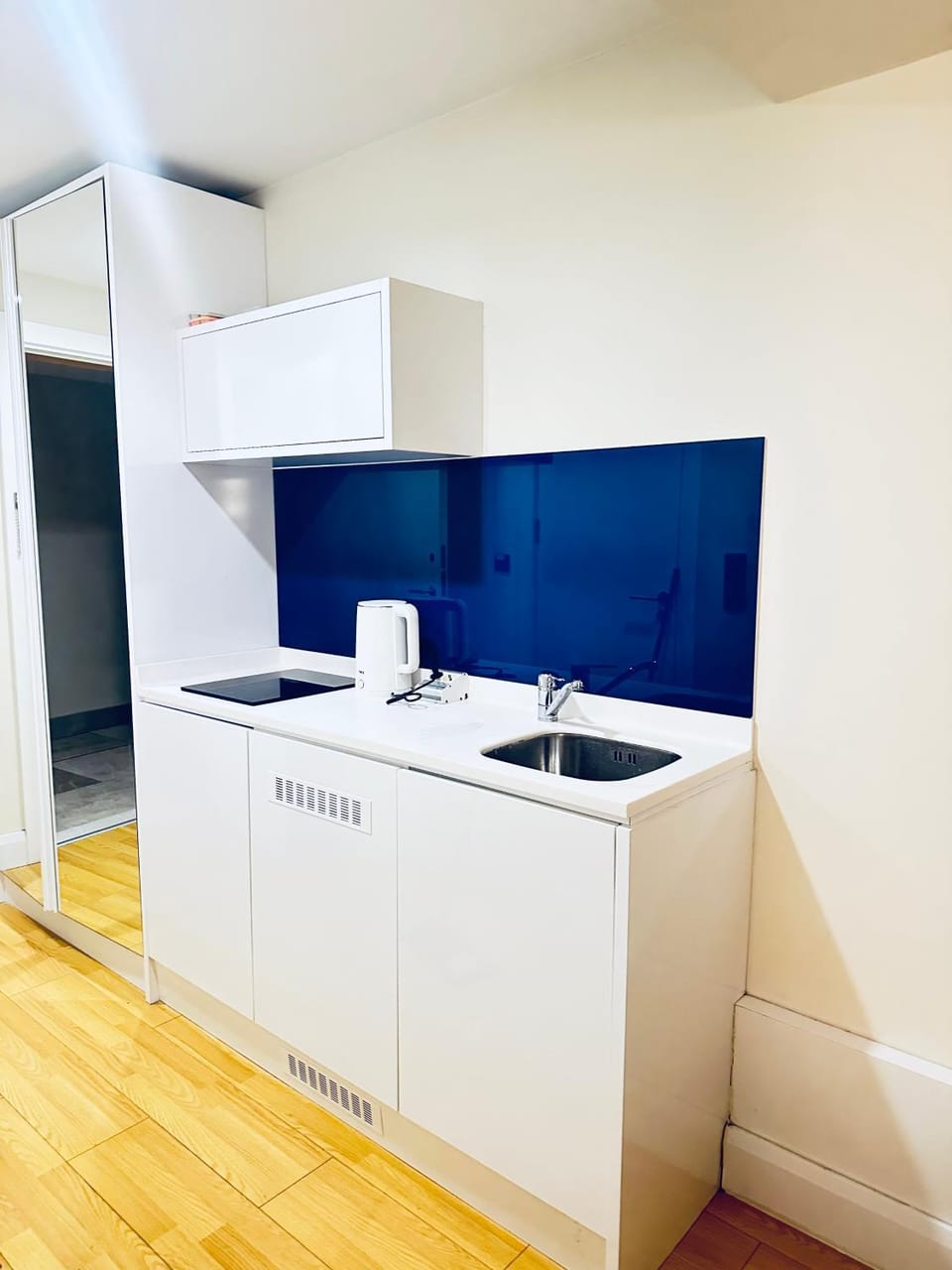 Kitchen or kitchenette, minibar