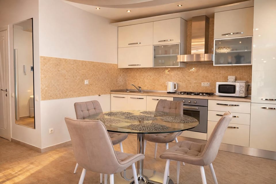 Kitchen or kitchenette, Dining area, oven, stove