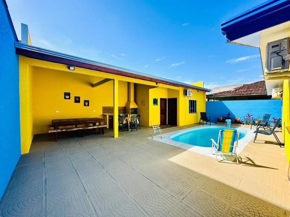 Casa Amarela, Piscina, Churrasqueira da Perto Praia House in State of Paraná
