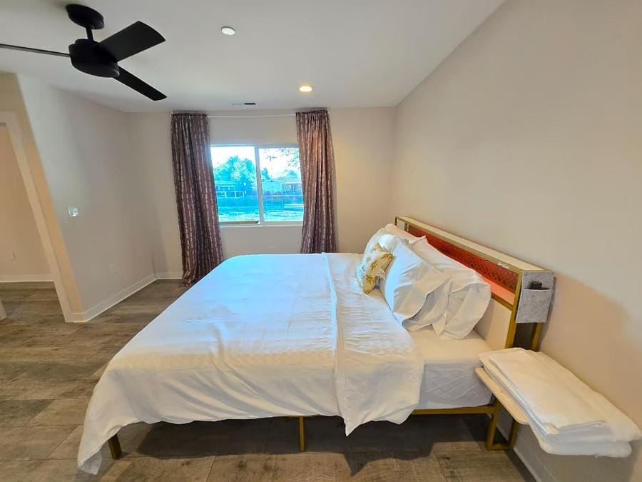 Lakefront Retreat • Private Yard + Fireplace House in Clearlake Oaks