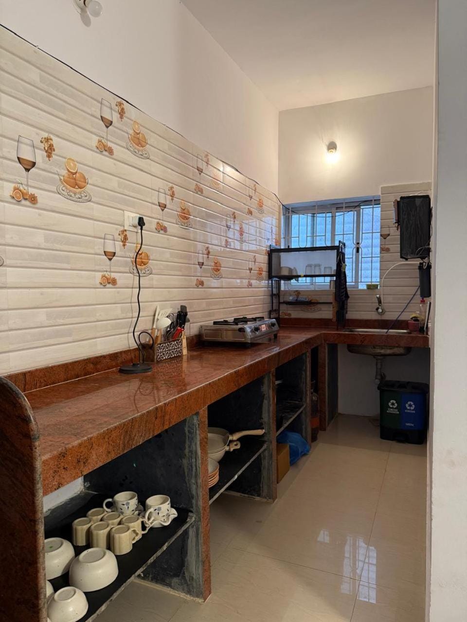 Kitchen or kitchenette, microwave, stove