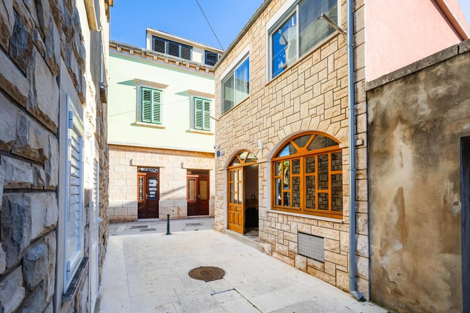 Property building, Facade/entrance, Day