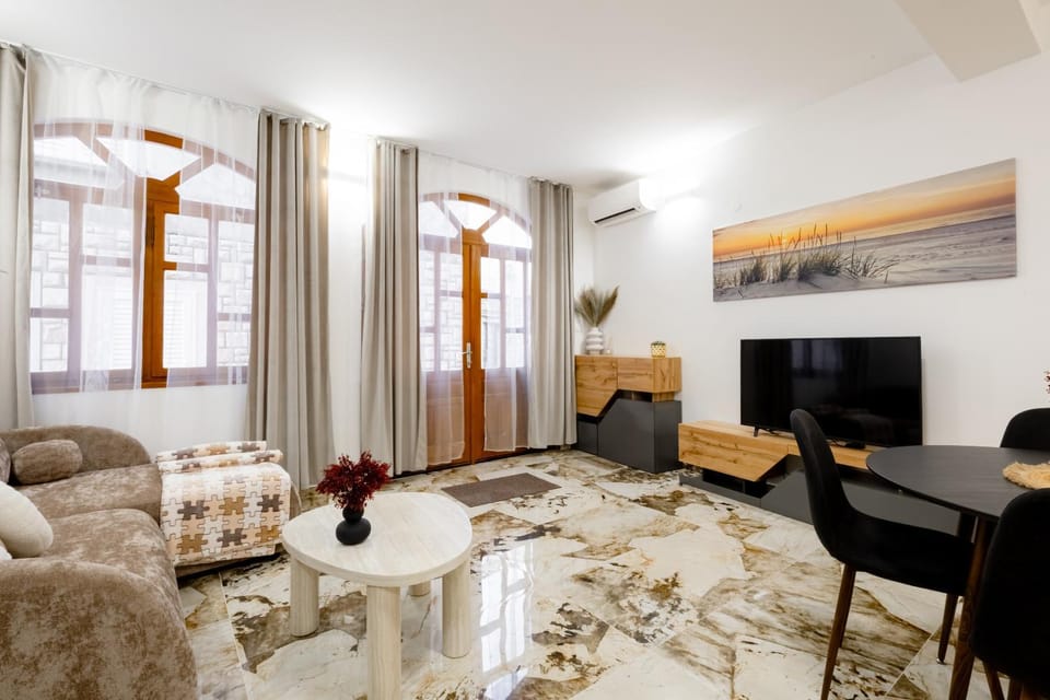 TV and multimedia, Living room, Seating area, Dining area