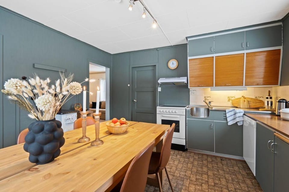Kitchen or kitchenette, Dining area, dishwasher, oven, stove